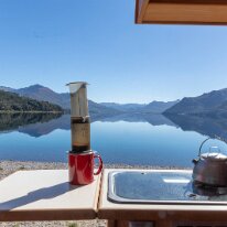G37A0552 22/04/2019 - Un p'tit café (et quelques biscuits chocolatés) pour apprécier le calme. Pas une seule ride de vent sur ce lac, un parfait temps à drones... A...
